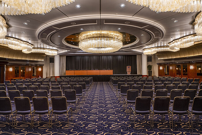 Eleganter Saal Heumarkt im Maritim Hotel Köln, perfekt für Konferenzen, mit luxuriösen Kronleuchtern und moderner Bestuhlung.