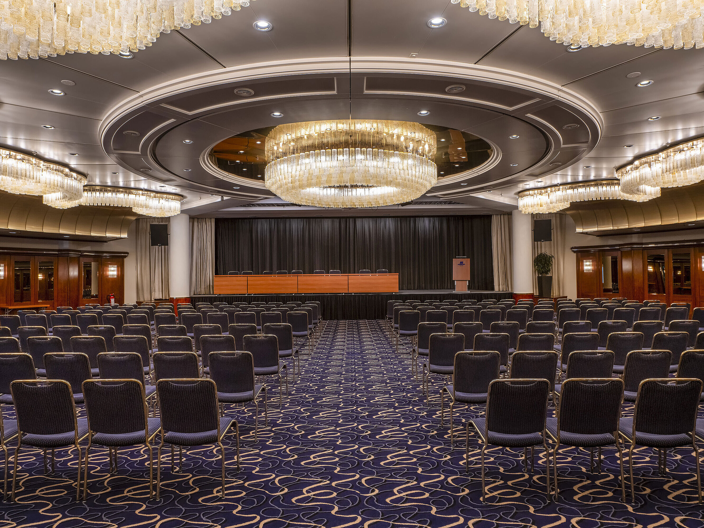 Eleganter Saal Heumarkt im Maritim Hotel Köln, perfekt für Konferenzen, mit luxuriösen Kronleuchtern und moderner Bestuhlung.