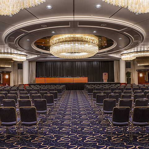 Eleganter Saal Heumarkt im Maritim Hotel Köln, perfekt für Konferenzen, mit luxuriösen Kronleuchtern und moderner Bestuhlung.