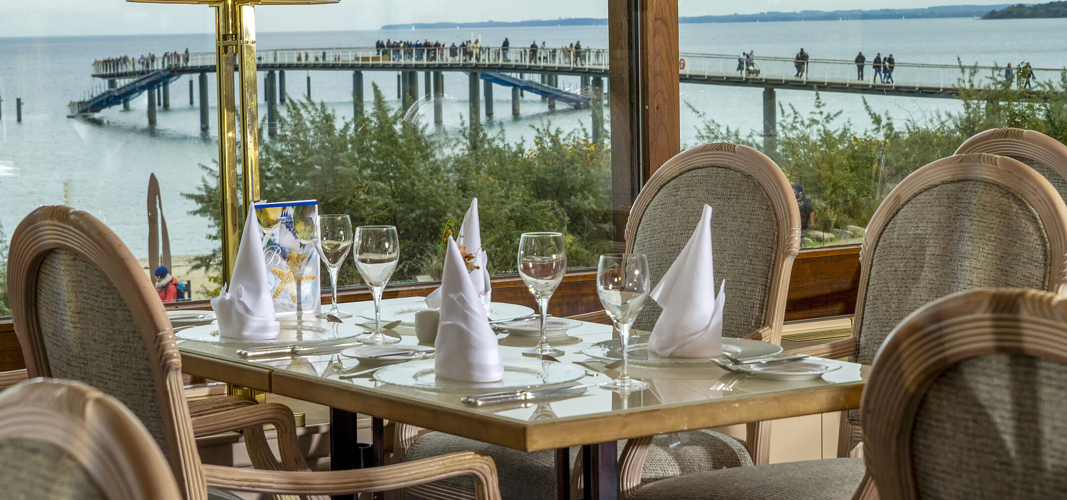 Eleganter Restauranttisch mit Blick auf die Ostsee und Seebrücke, Maritim Hotel Timmendorfer Strand.