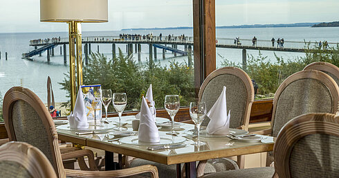 Eleganter Restauranttisch mit Blick auf die Ostsee und Seebrücke, Maritim Hotel Timmendorfer Strand.