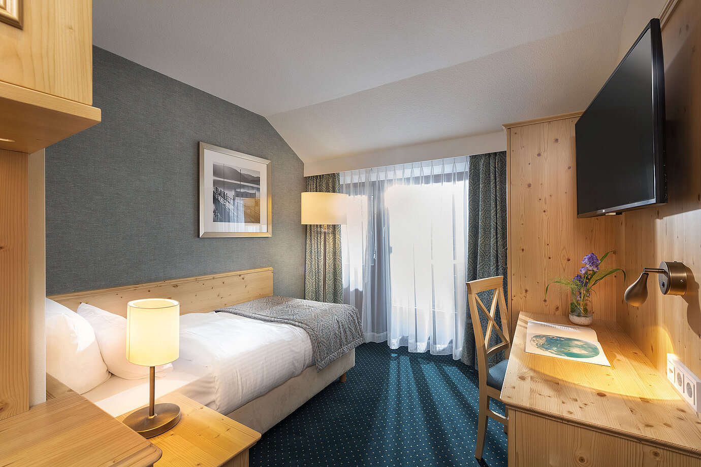 Einzelzimmer im Maritim Hotel Titisee mit Schreibtisch, Tageslicht und modernem Ambiente