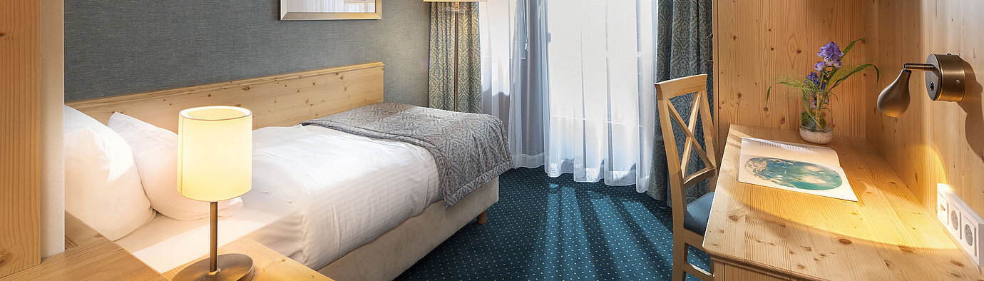 Einzelzimmer im Maritim Hotel Titisee mit Schreibtisch, Tageslicht und modernem Ambiente
