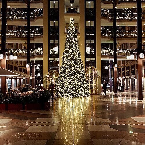 Weihnachtlich geschmückte Lobby im Maritim Hotel Köln mit großem Weihnachtsbaum