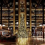 Weihnachtsbaum in Hotellobby des Maritim Hotel Köln