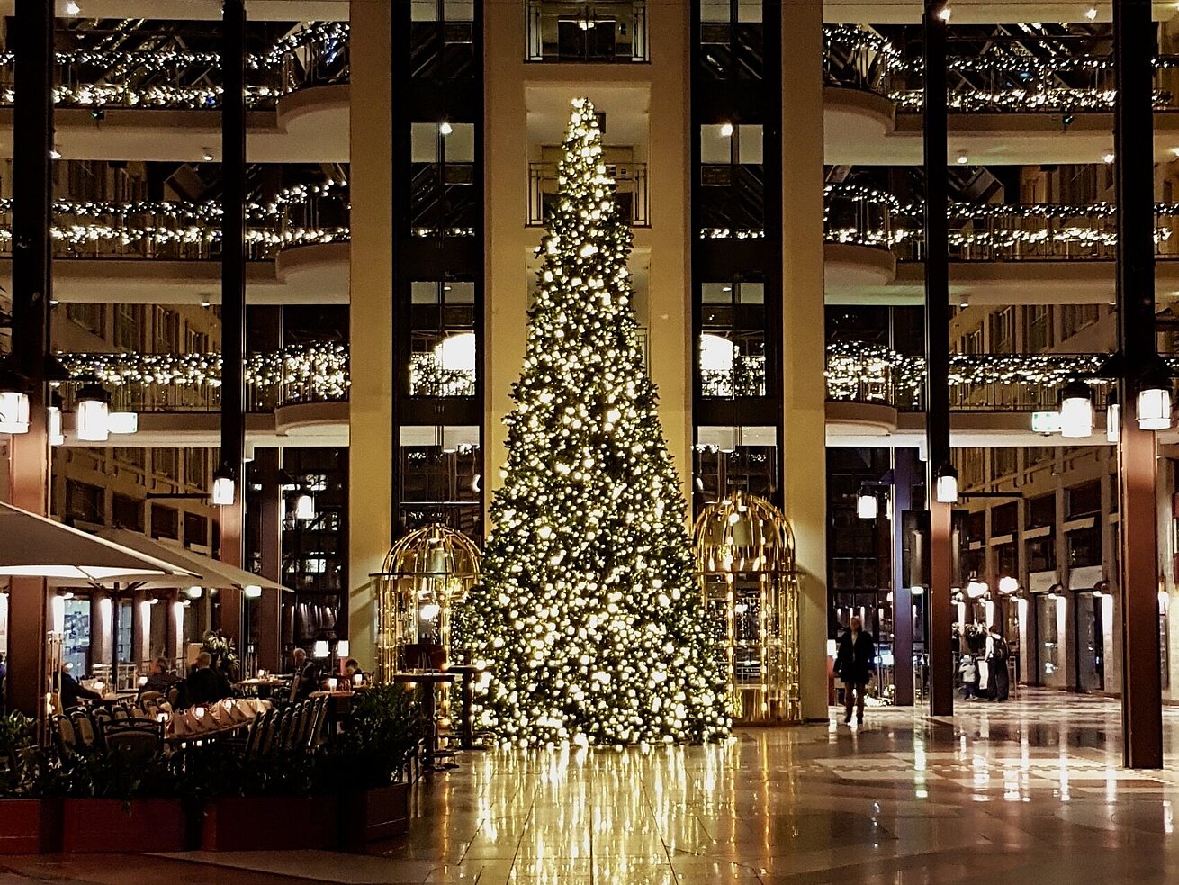 Weihnachtlich geschmückte Lobby im Maritim Hotel Köln mit großem Weihnachtsbaum