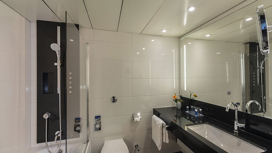 Modernes Badezimmer mit großer Dusche, stilvollem Waschbecken und edler Ausstattung im Maritim Hotel Königswinter.