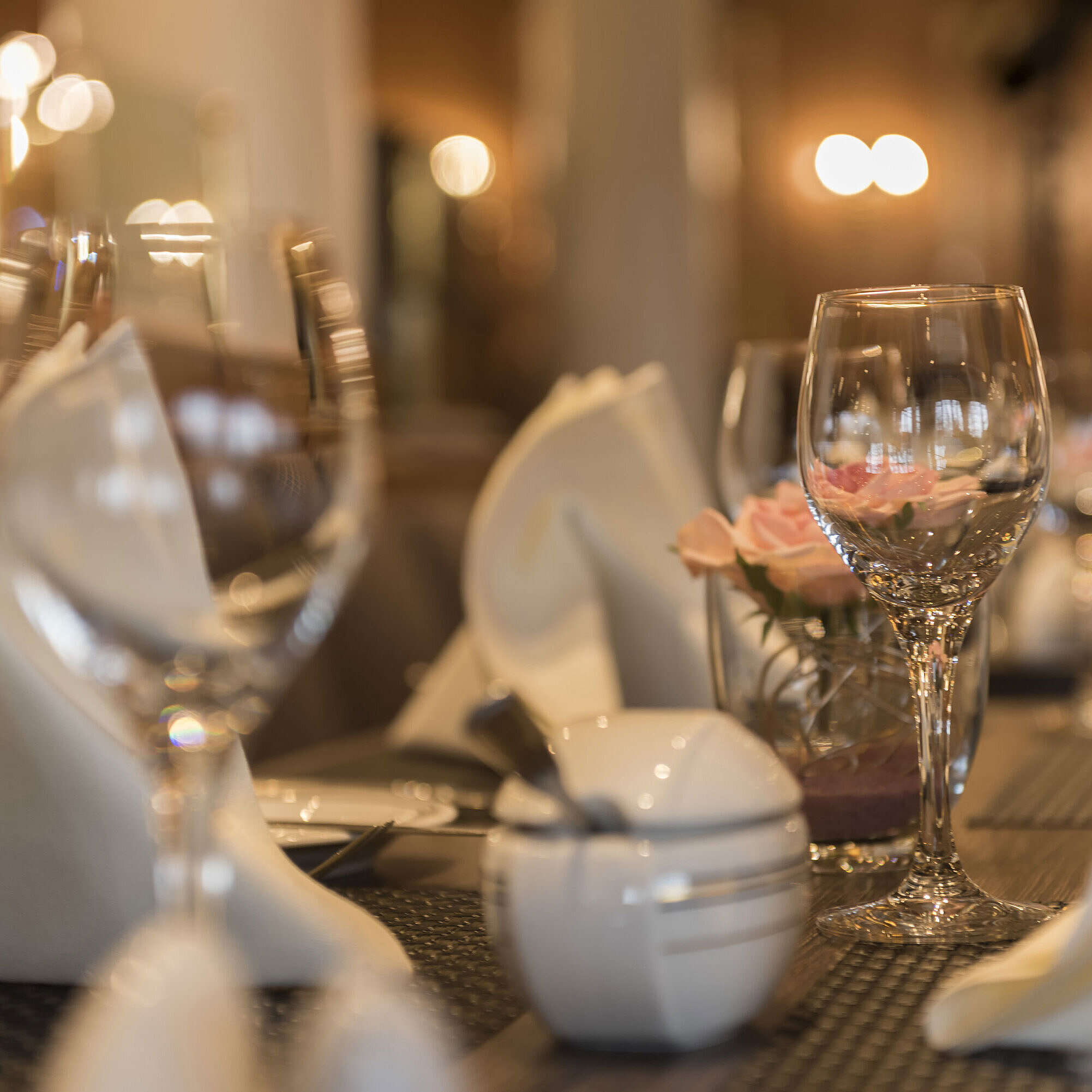 Nahaufnahme von Gläsern, Servietten und Tischdeko im Restaurant des Maritim Hotel Ulm