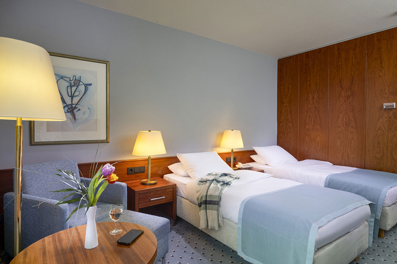 Comfort Twin-Zimmer im Maritim Hotel Darmstadt mit zwei Einzelbetten, gemütlicher Sitzecke und eleganter Inneneinrichtung.