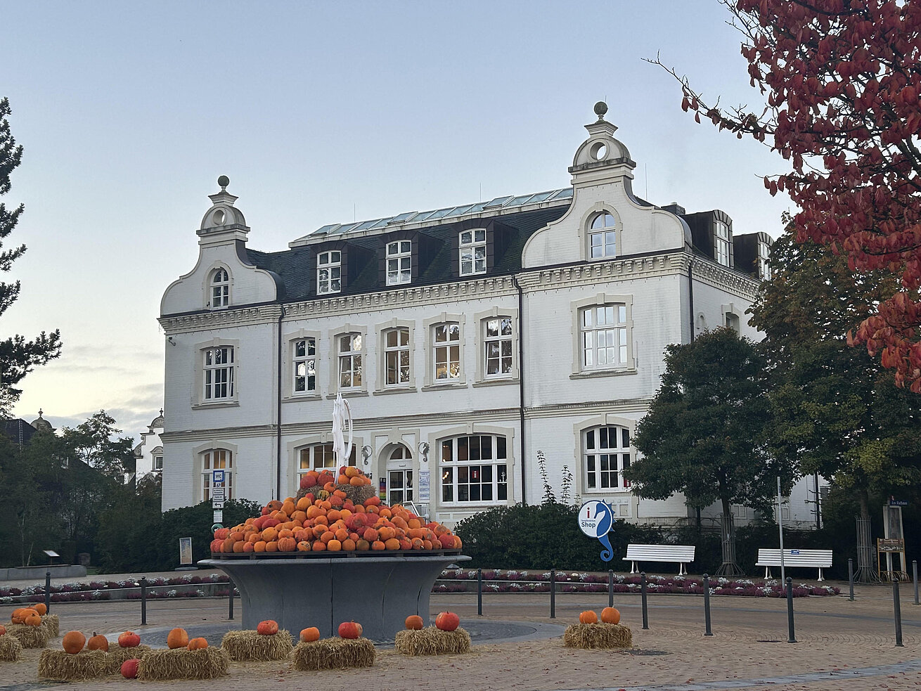 Historisches Gebäude mit herbstlicher Blumenbepflanzung im Rahmen der Veranstaltung „Kürbis am Strand“.