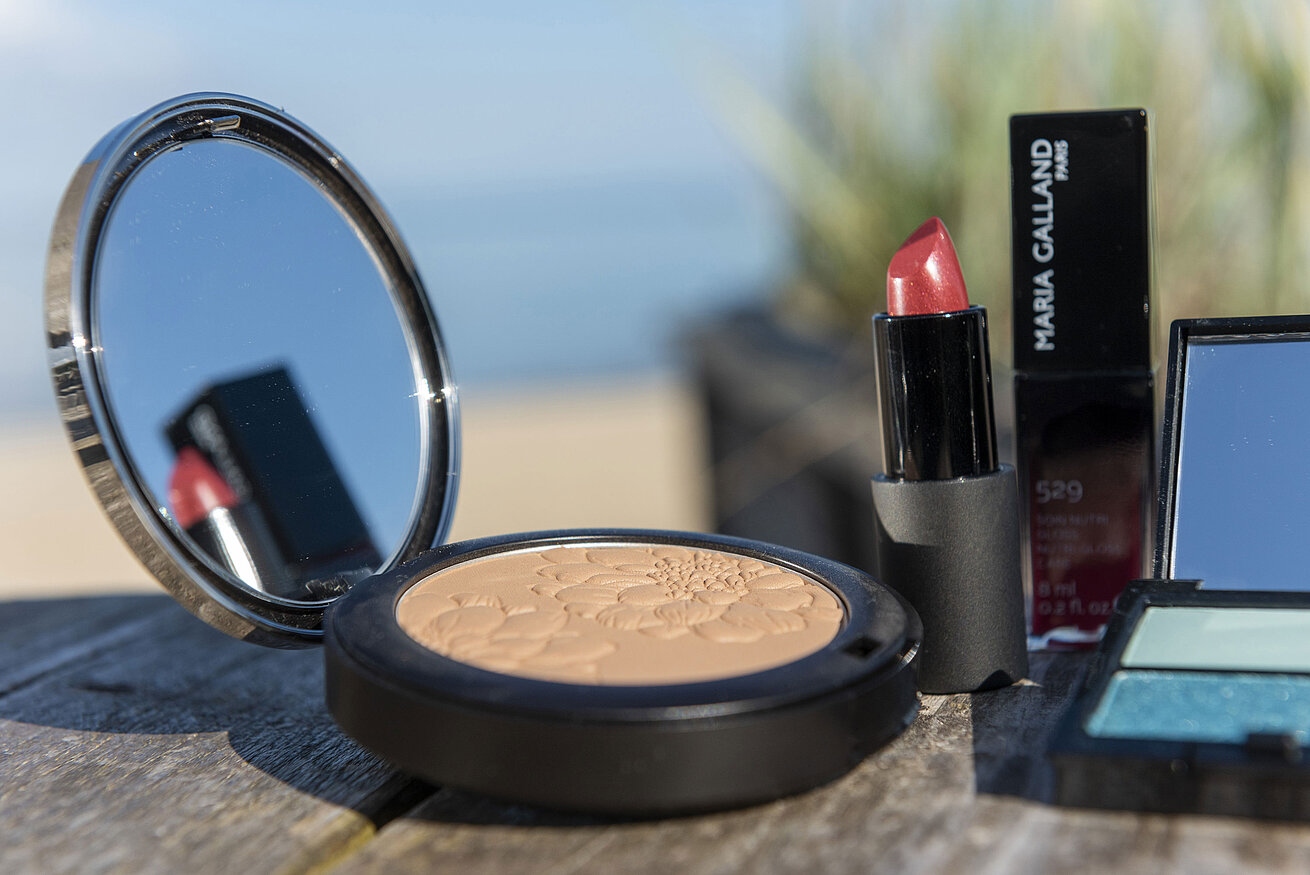 Kosmetik Nahaufnahme von Make-up-Produkten - Puder und Lippenstift von Maria Galland, am Strand des Maritim Hotels Timmendorfer Strand