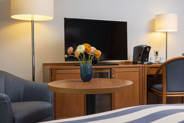 Helles Familienzimmer im Maritim Hotel Ulm mit großem Bett, Sitzecke und Schreibtisch