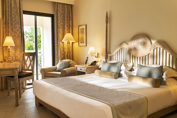 Suite mit Himmelbett, Sitzbereich und offenem Badkonzept im Maritim Hotel
