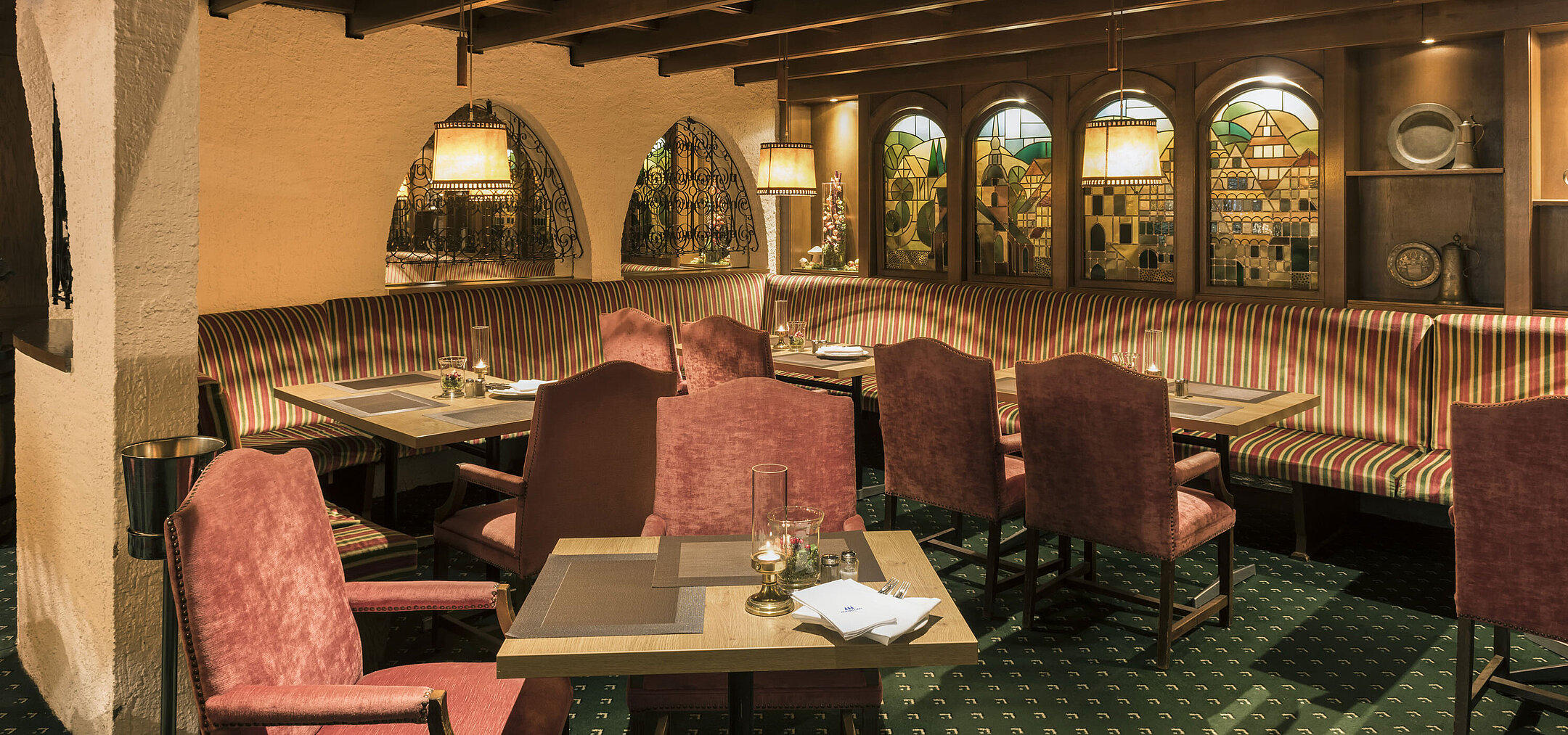 Gemütliches Restaurant im Maritim Hotel Bad Salzuflen mit Holzdecke, Wandmalereien und gepolsterten Stühlen