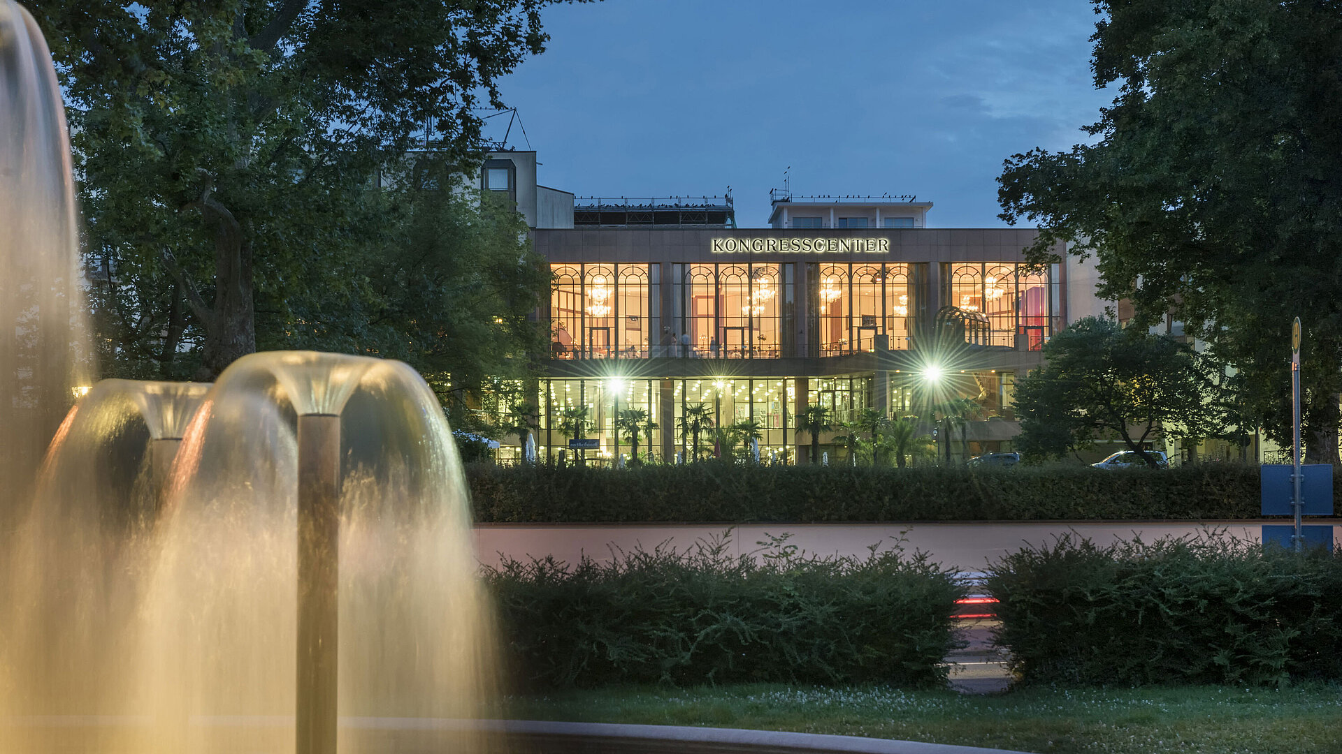 Stimmungsvolle Abendaufnahme des Kongresscenters im Maritim Hotel Bad Homburg mit beleuchtetem Brunnen.