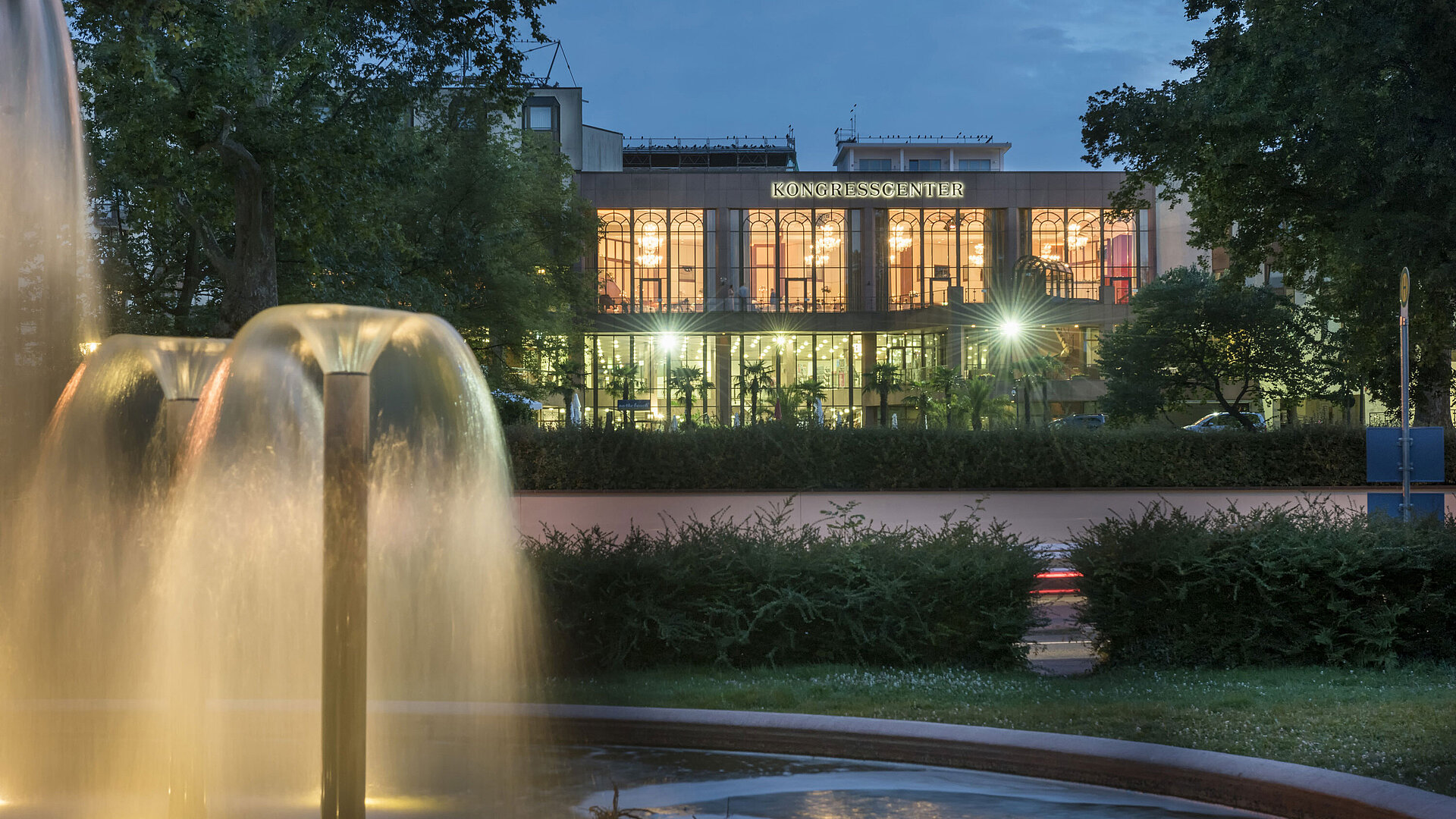 Außenansicht Kongresscenter Stimmungsvolle Abendaufnahme des Kongresscenters im Maritim Hotel Bad Homburg mit beleuchtetem Brunnen.