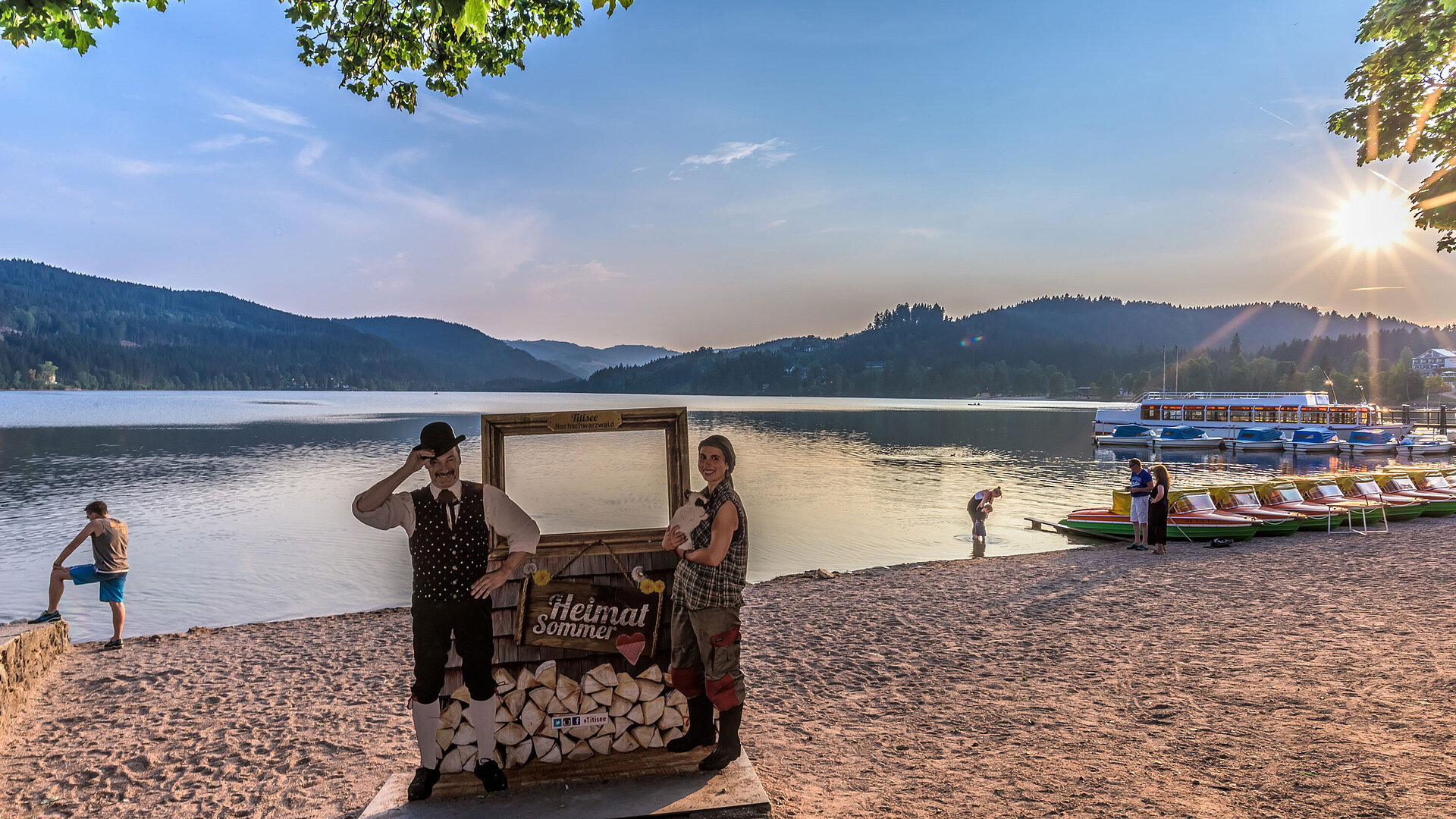 Titisee Strand am Titisee mit Fotospot „Heimatsommer“ vor dem Maritim Hotel Titisee bei Sonnenuntergang
