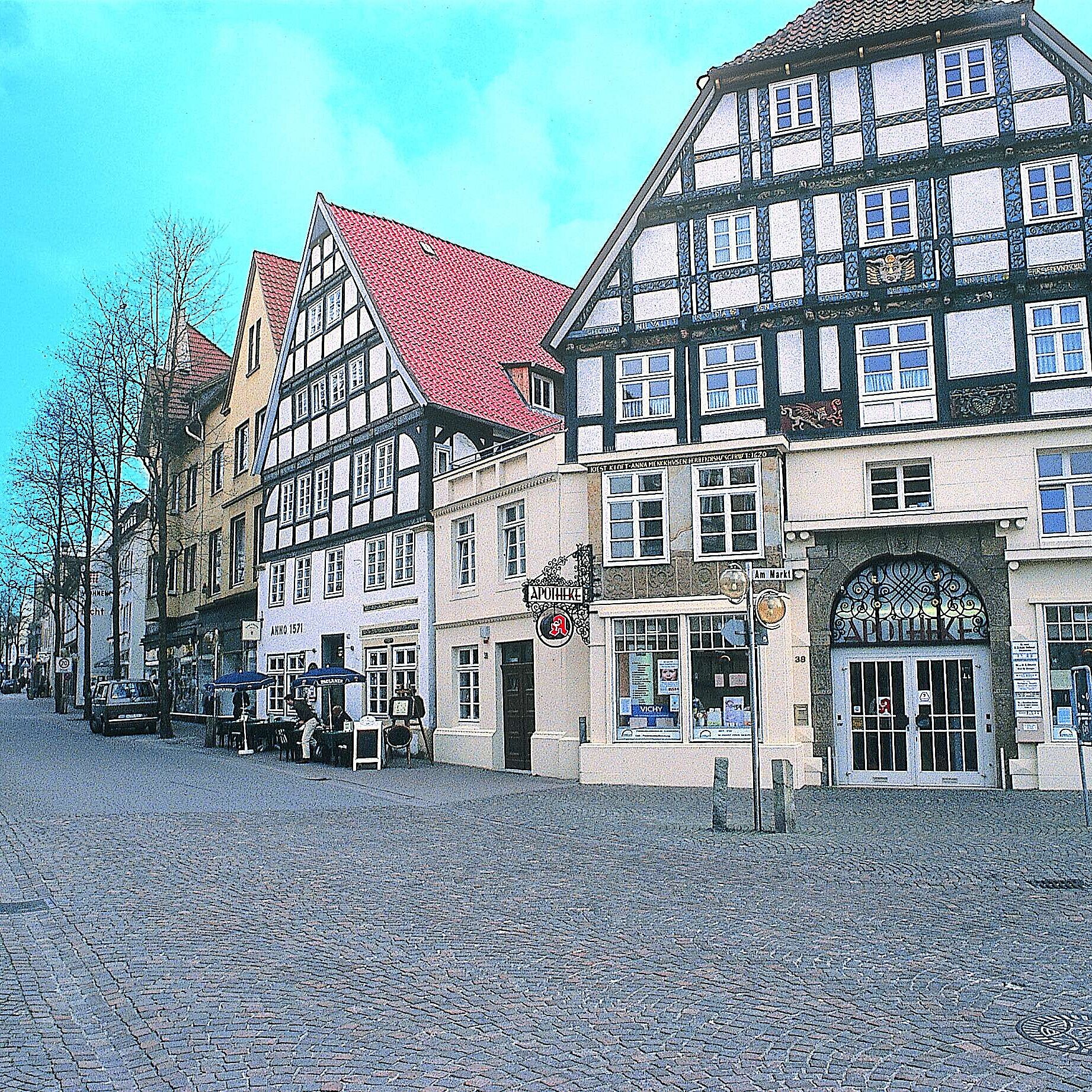 Historische Fachwerkhäuser und gemütliche Cafés in der Altstadt nahe dem Maritim Hotel Bad Salzuflen