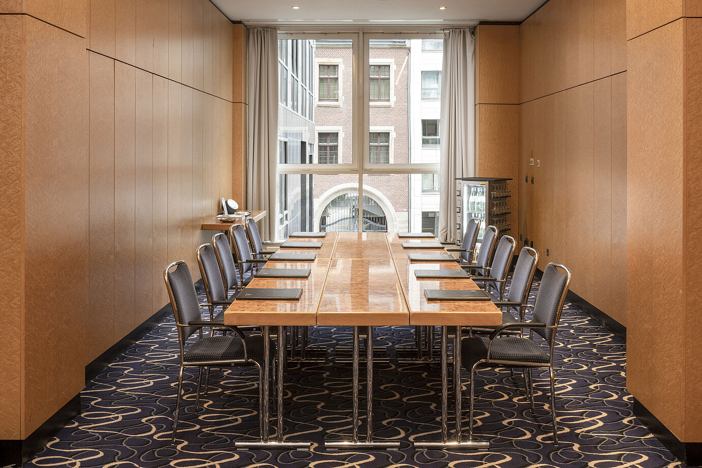 Eleganter Konferenzraum im Maritim proArte Hotel Berlin mit Tisch und Stühlen in moderner Umgebung