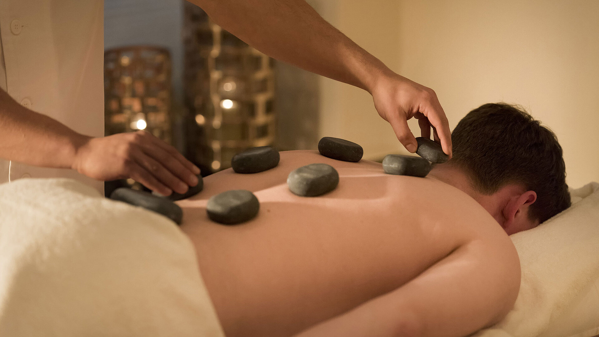 Hot-Stone-Massage für tiefe Entspannung im Wellnessbereich des Maritim Seehotel Timmendorfer Strand.