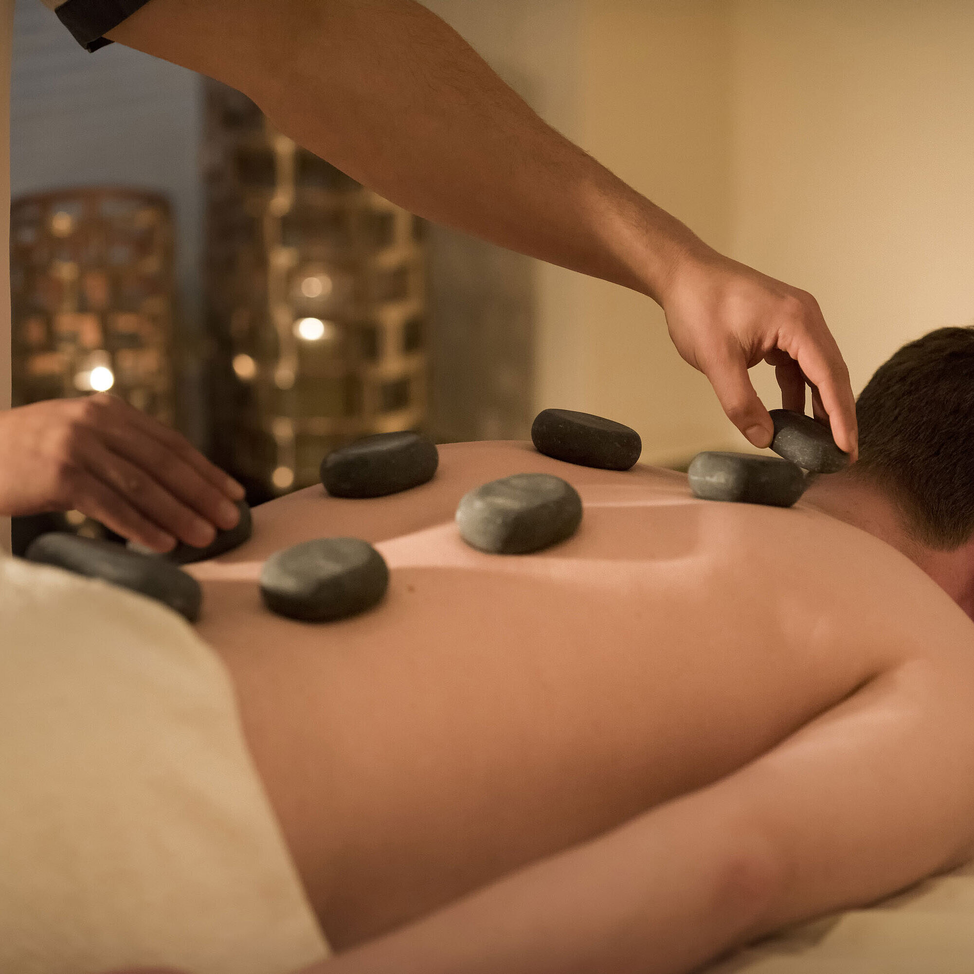 Hot-Stone-Massage für tiefe Entspannung im Wellnessbereich des Maritim Seehotel Timmendorfer Strand.