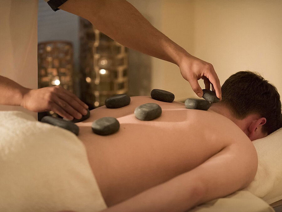 Hot-Stone-Massage für tiefe Entspannung im Wellnessbereich des Maritim Seehotel Timmendorfer Strand.