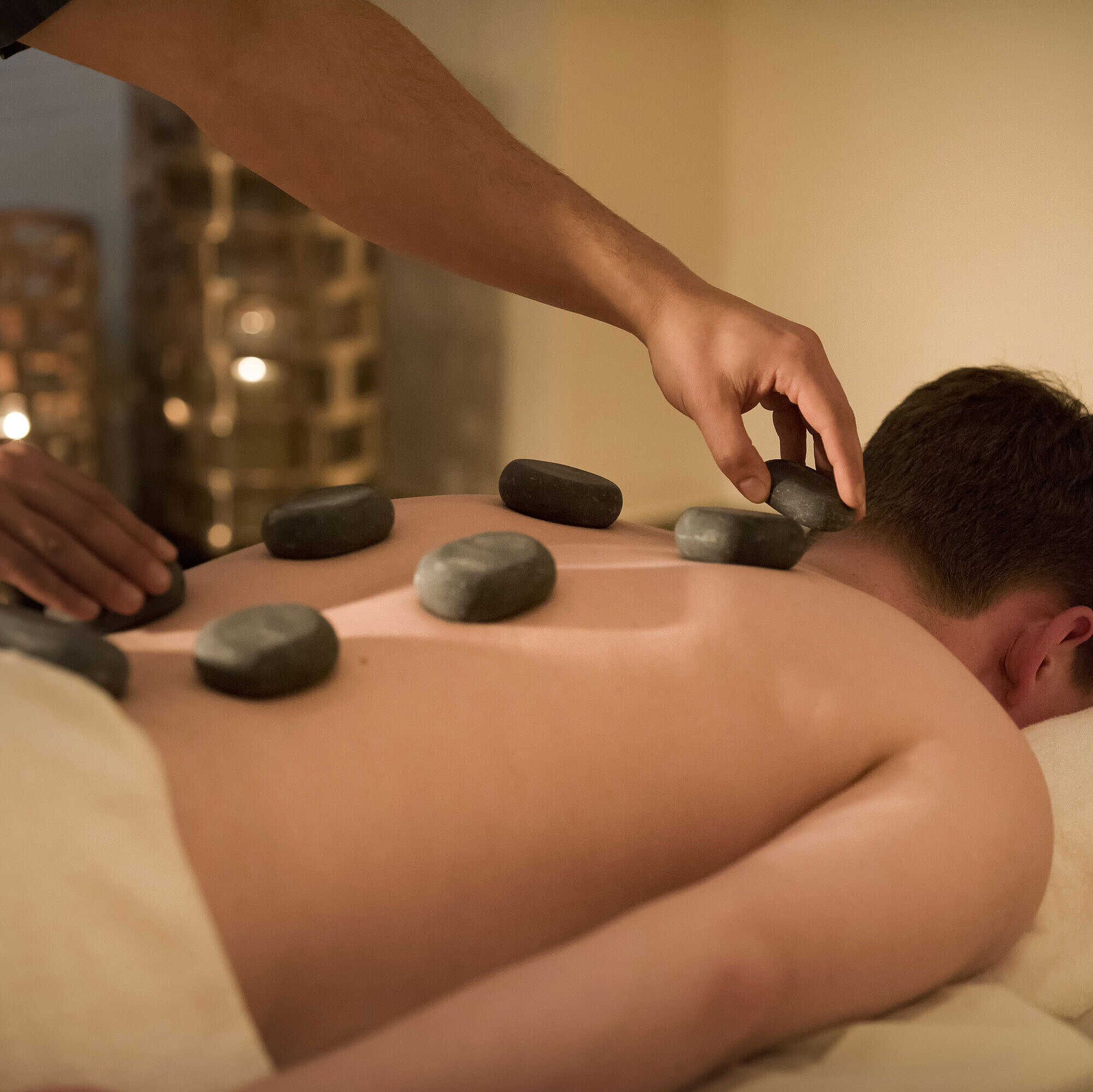 Hot-Stone-Massage für tiefe Entspannung im Wellnessbereich des Maritim Seehotel Timmendorfer Strand.