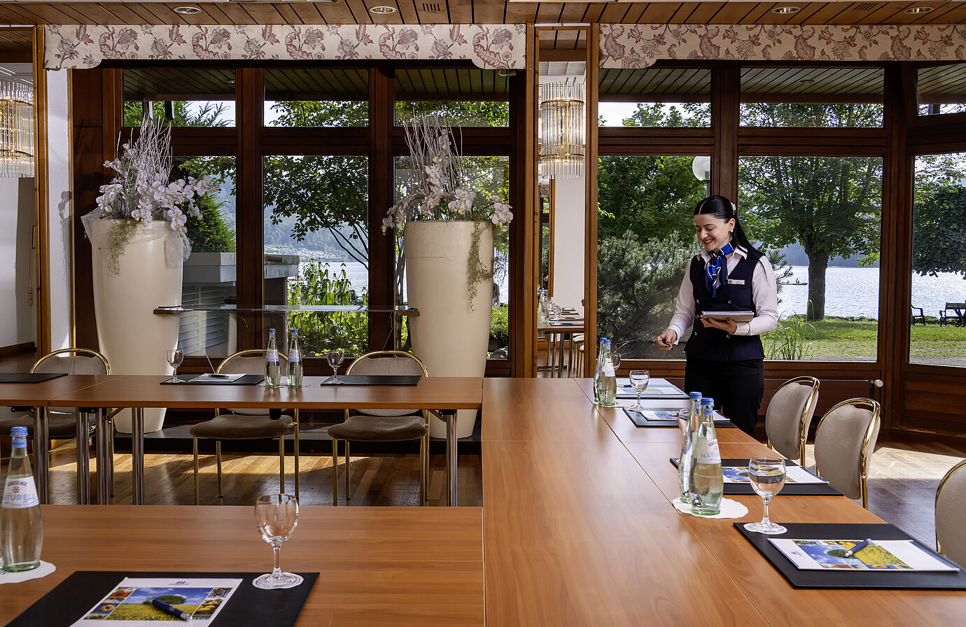 Tagungsraum mit persönlichem Service und direktem Seeblick im Maritim Hotel Titisee