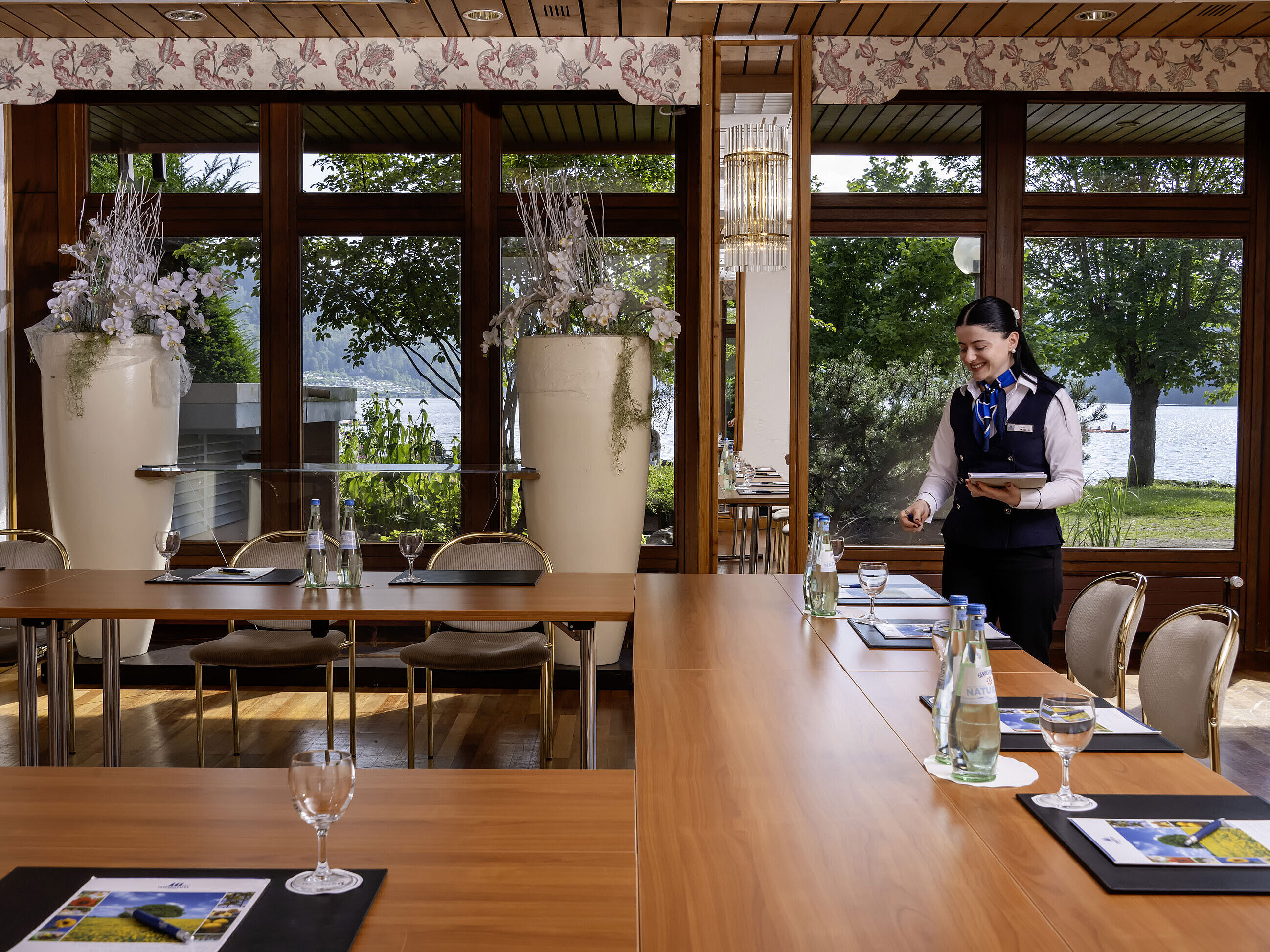 Tagungsraum mit persönlichem Service und direktem Seeblick im Maritim Hotel Titisee