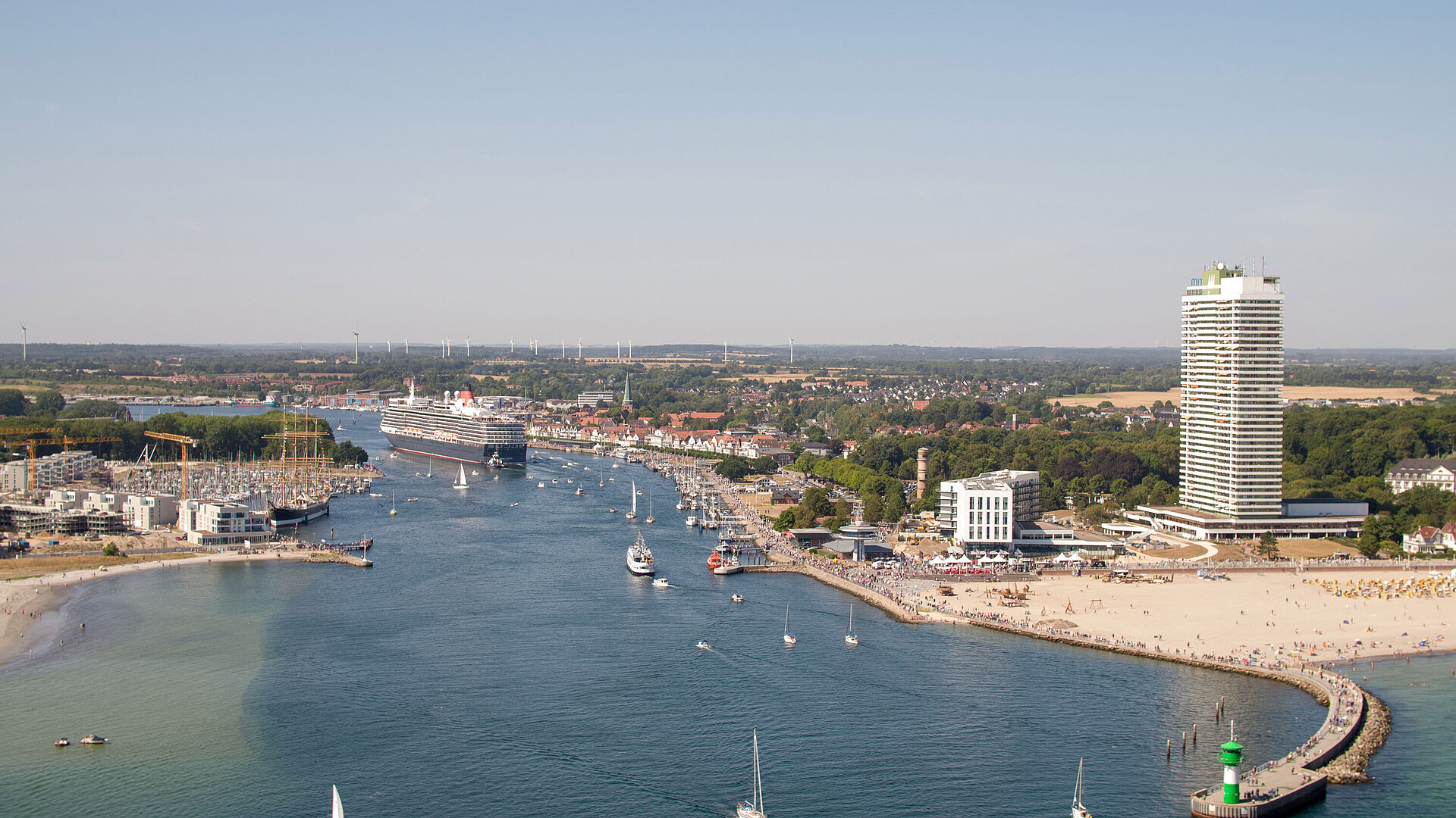 Außenansicht Luftaufnahme von Travemünde mit Kreuzfahrtschiff, Strandpromenade und Maritim Hotel an der Ostsee