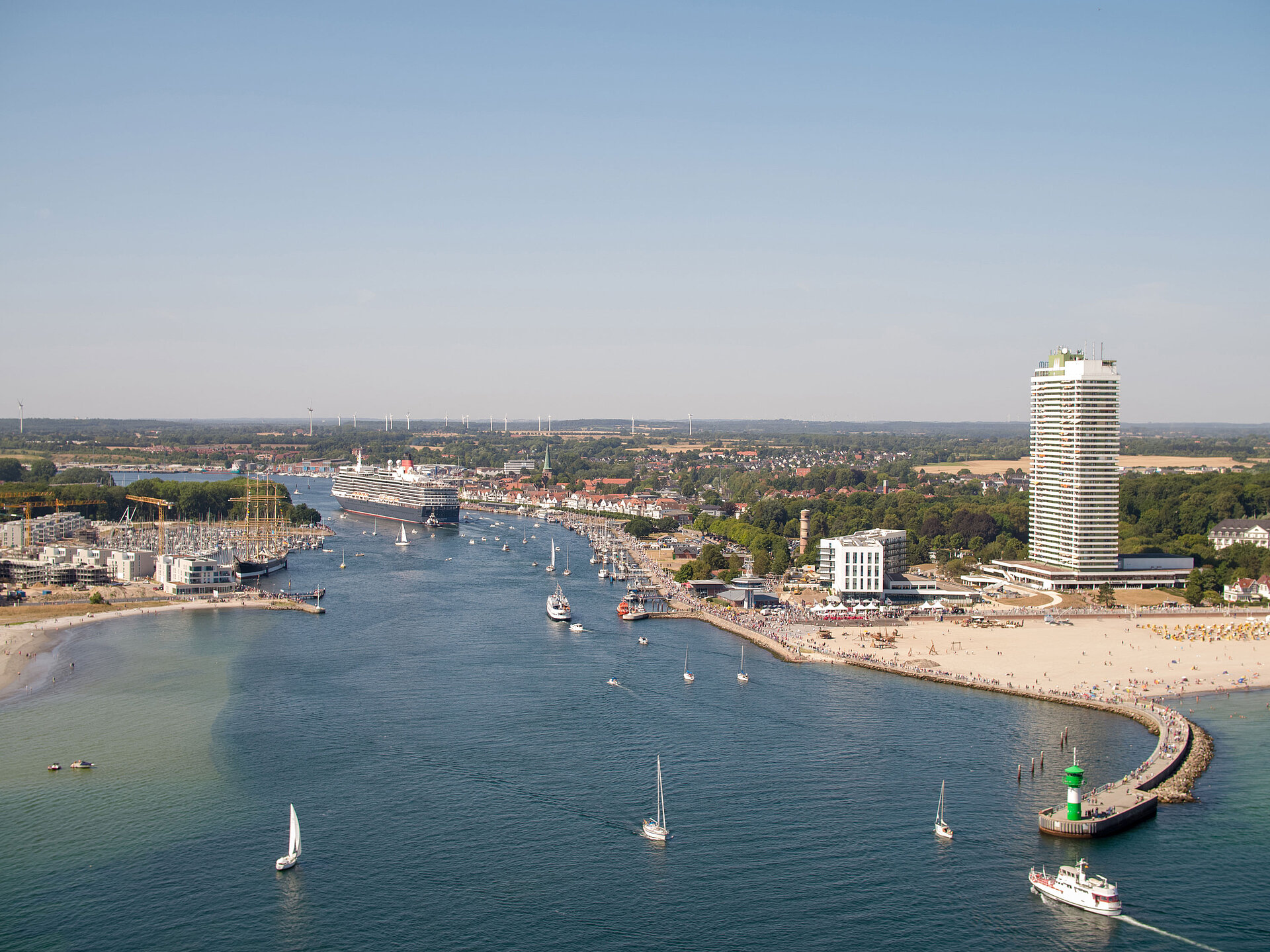Luftaufnahme von Travemünde mit Kreuzfahrtschiff, Strandpromenade und Maritim Hotel an der Ostsee