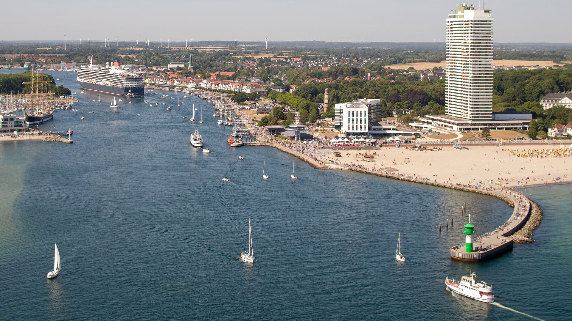 Luftaufnahme von Travemünde mit Kreuzfahrtschiff, Strandpromenade und Maritim Hotel an der Ostsee