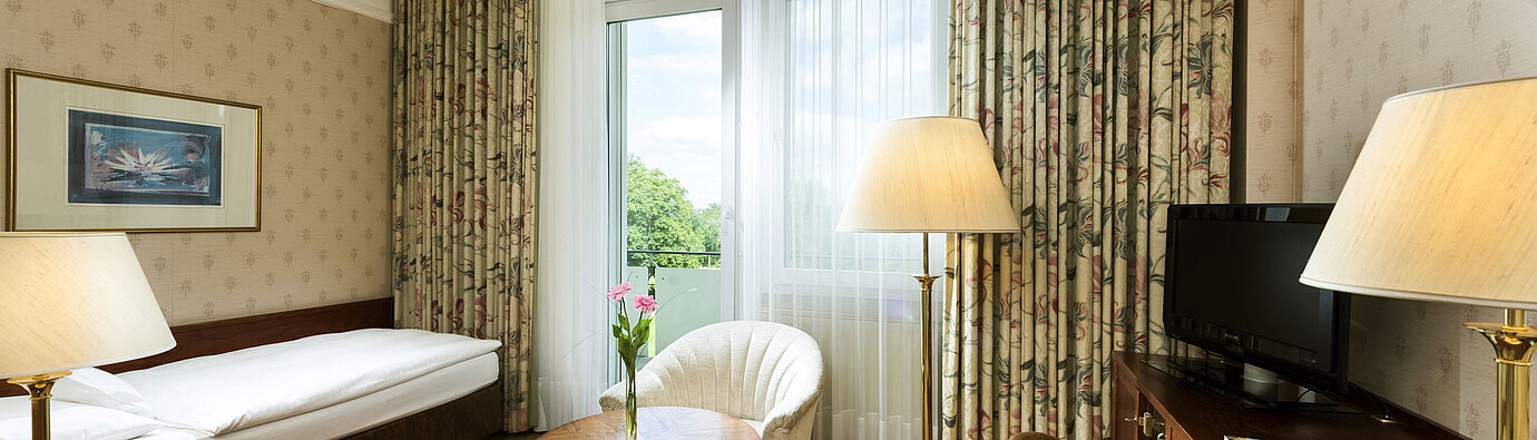 Einzelzimmer mit Balkonblick ins Grüne im Maritim Hotel Bad Wildungen