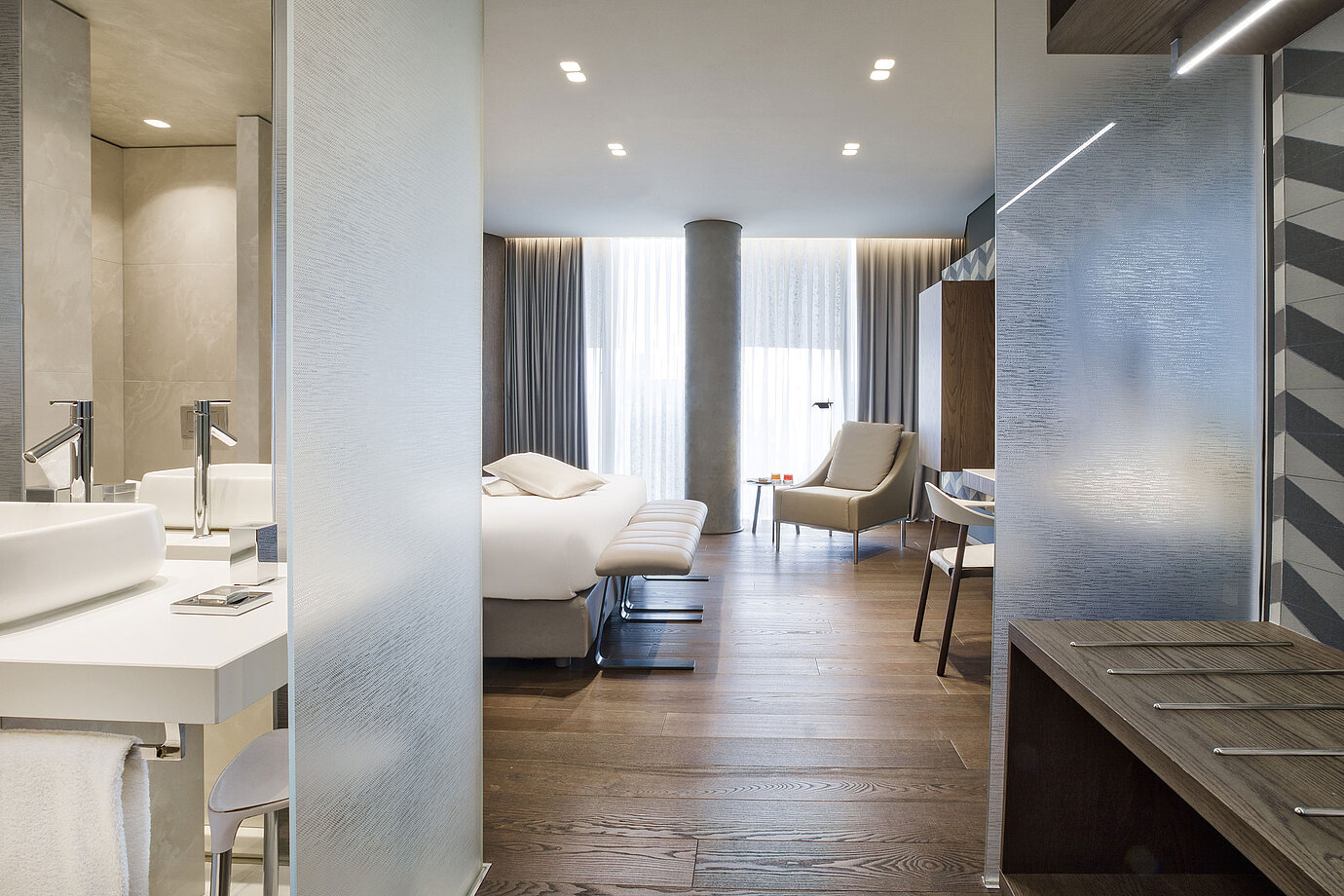 Helles, modernes Zimmer im Maritim Hotel Plaza Tirana mit eleganter Einrichtung und Holzfußboden