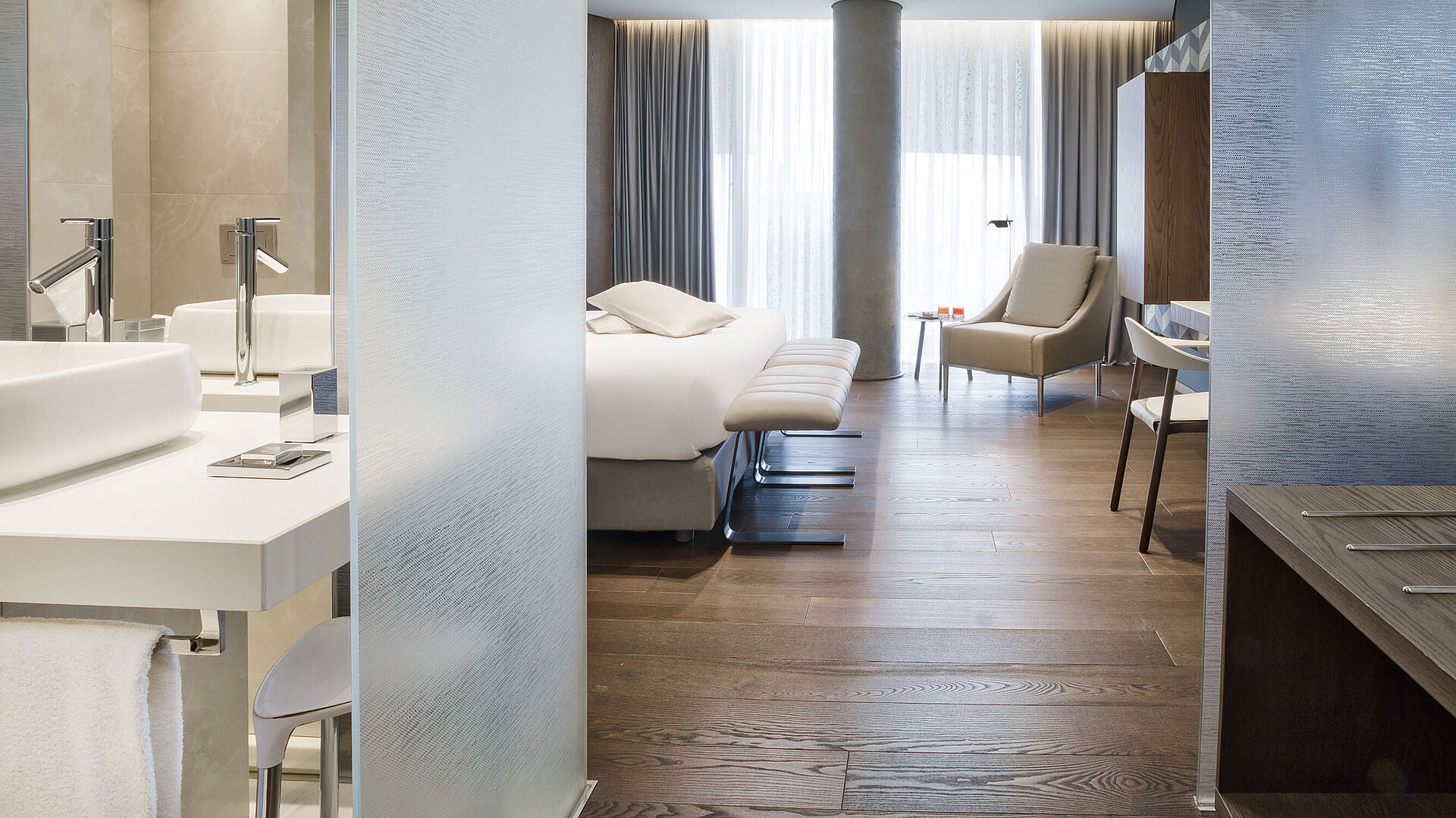 Helles, modernes Zimmer im Maritim Hotel Plaza Tirana mit eleganter Einrichtung und Holzfußboden