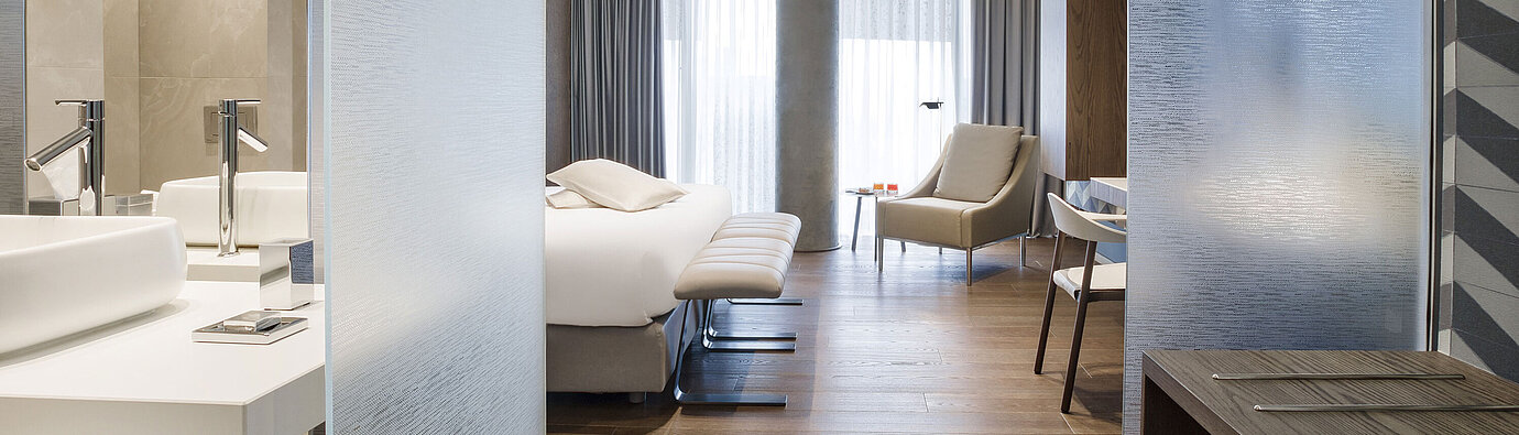 Helles, modernes Zimmer im Maritim Hotel Plaza Tirana mit eleganter Einrichtung und Holzfußboden