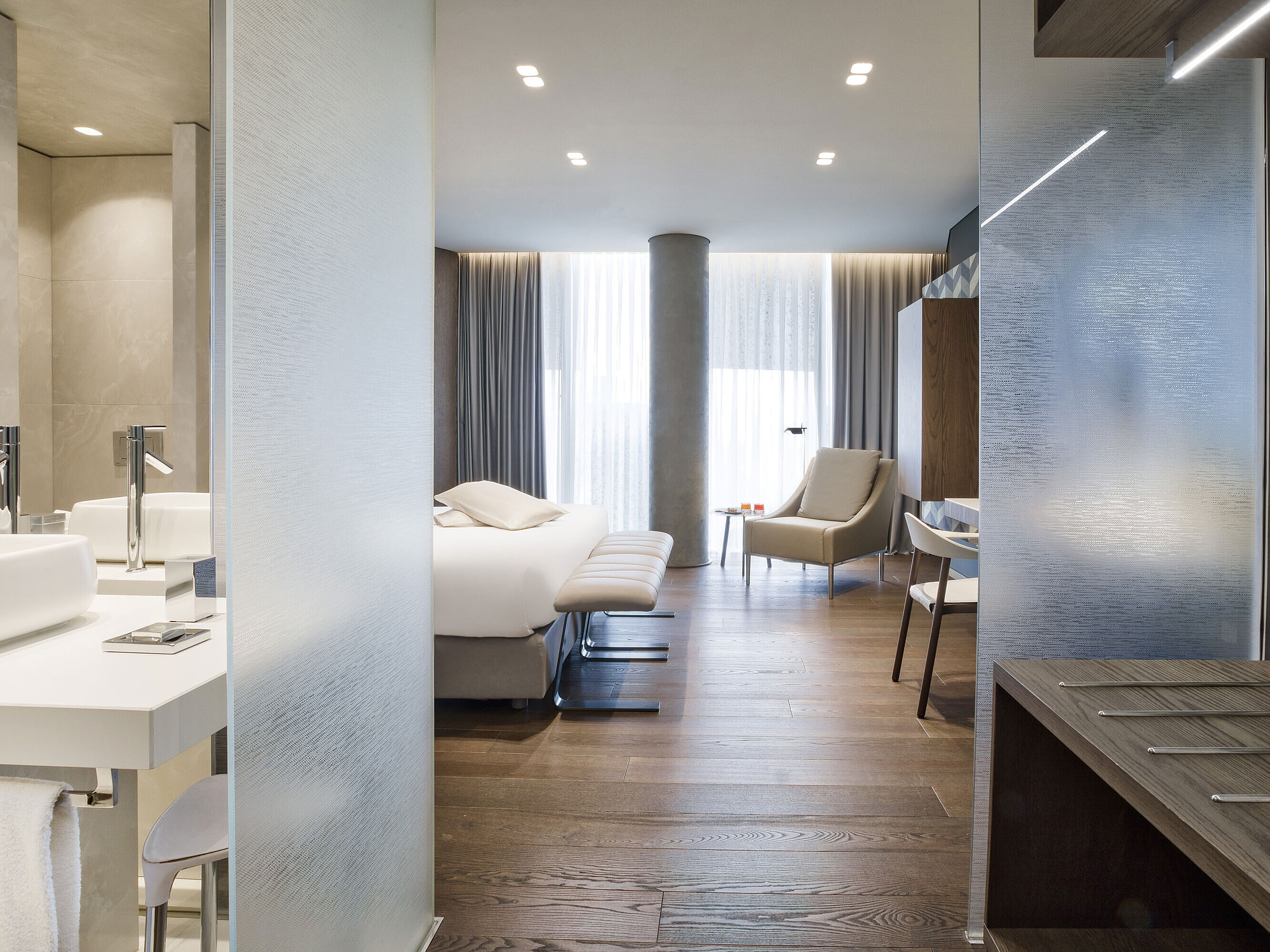 Helles, modernes Zimmer im Maritim Hotel Plaza Tirana mit eleganter Einrichtung und Holzfußboden