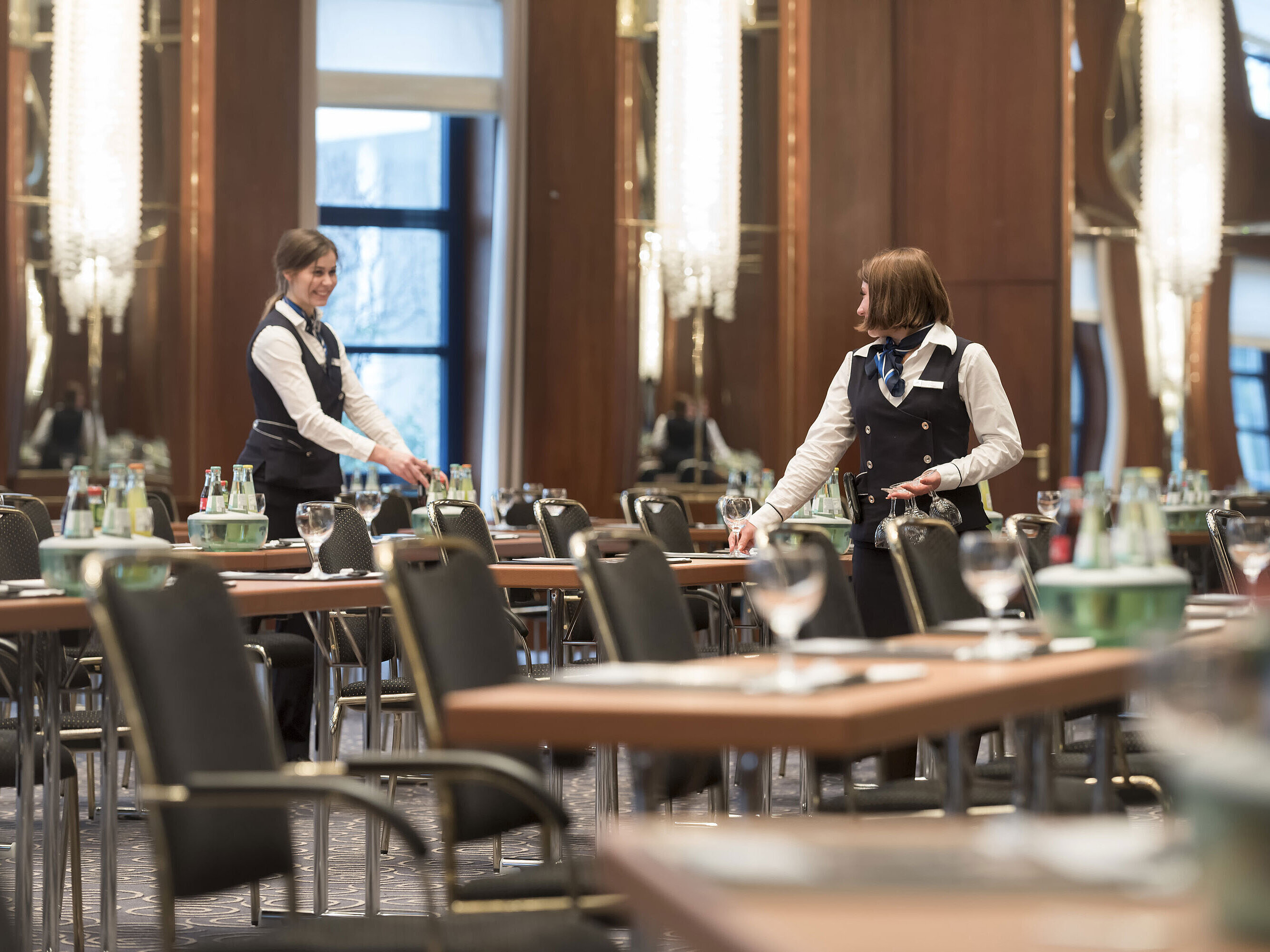 Das Bild zeigt den Saal Beethoven im Maritim Hotel Bonn, vorbereitet für Konferenzen mit Getränken und Servicepersonal.