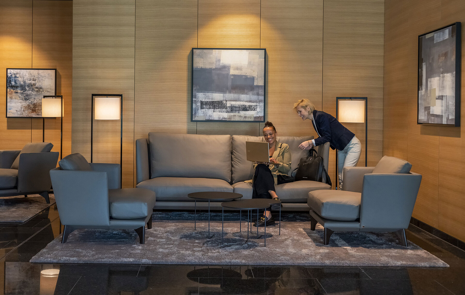 Lounge Zwei Frauen arbeiten in der eleganten Lounge des Maritim Hotel Ingolstadt mit Laptop und moderner Einrichtung.