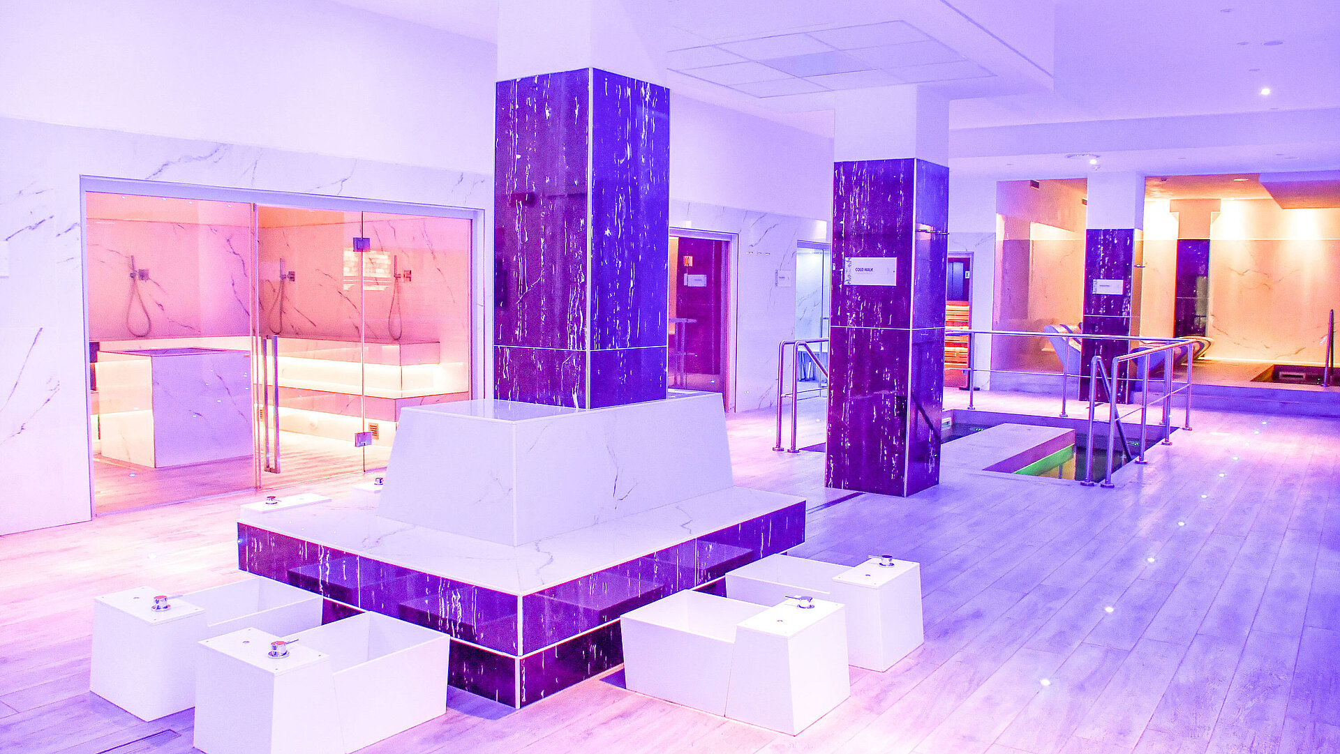 Moderner Spa-Bereich mit Fußbädern, Saunen und stilvoller Beleuchtung im Maritim Resort Calabria