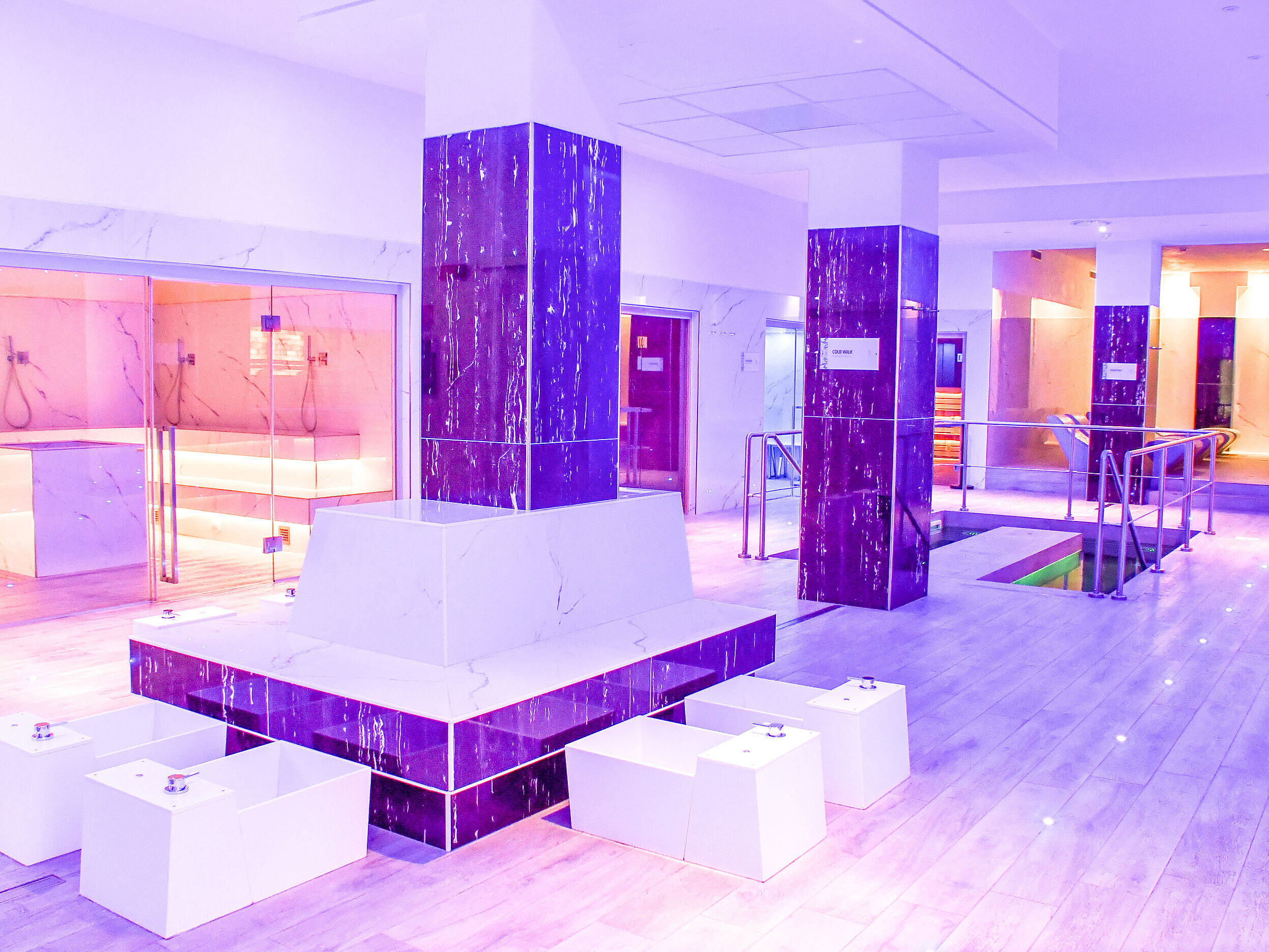 Moderner Spa-Bereich mit Fußbädern, Saunen und stilvoller Beleuchtung im Maritim Resort Calabria