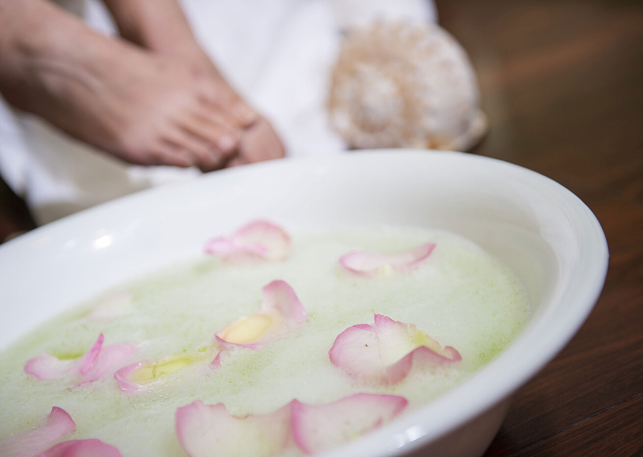 Fußbad Fußbad mit Rosenblättern in einer Schale während einer Spa-Behandlung im Maritim Hotel für wohltuende Entspannung und Pflege.