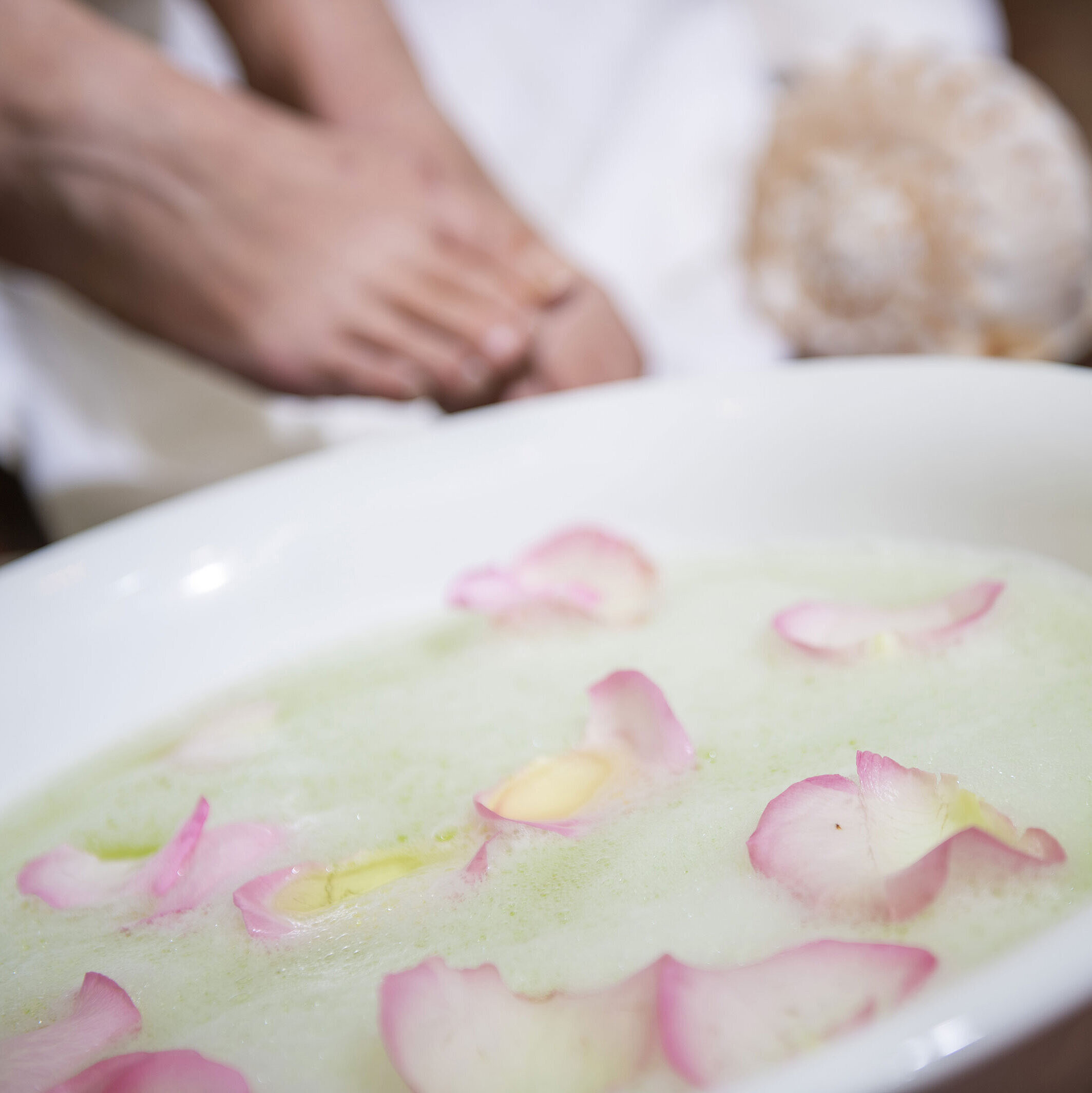 Fußbad mit Rosenblättern in einer Schale während einer Spa-Behandlung im Maritim Hotel für wohltuende Entspannung und Pflege.