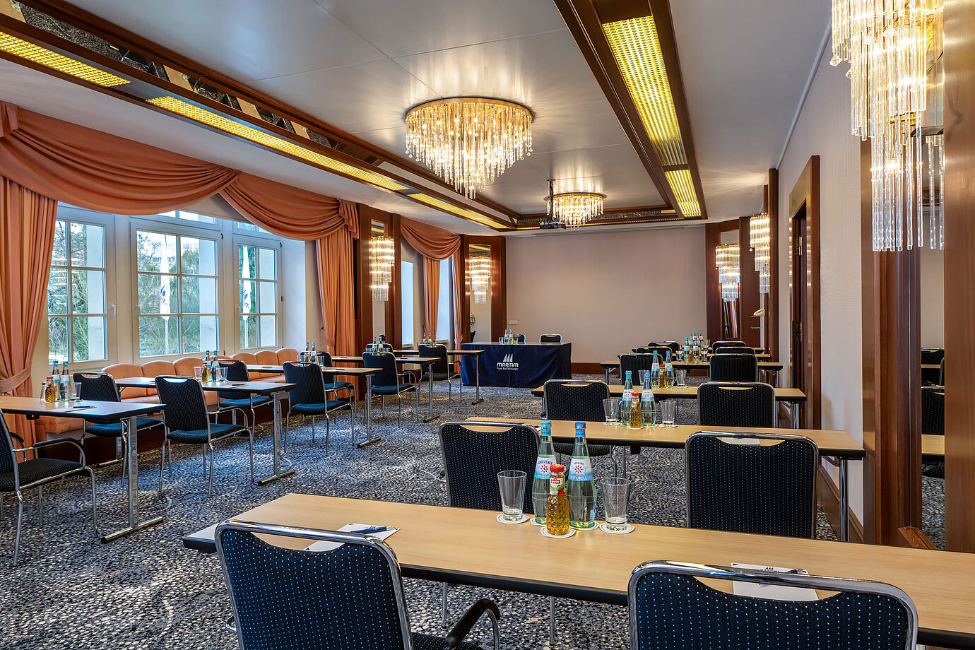 Großer Festsaal im Maritim Hotel mit runden Tischen für Bankette oder Veranstaltungen.