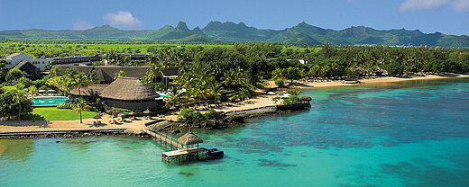 Luftaufnahme des Maritim Hotel Mauritius mit Strand, Lagune und tropischer Landschaft