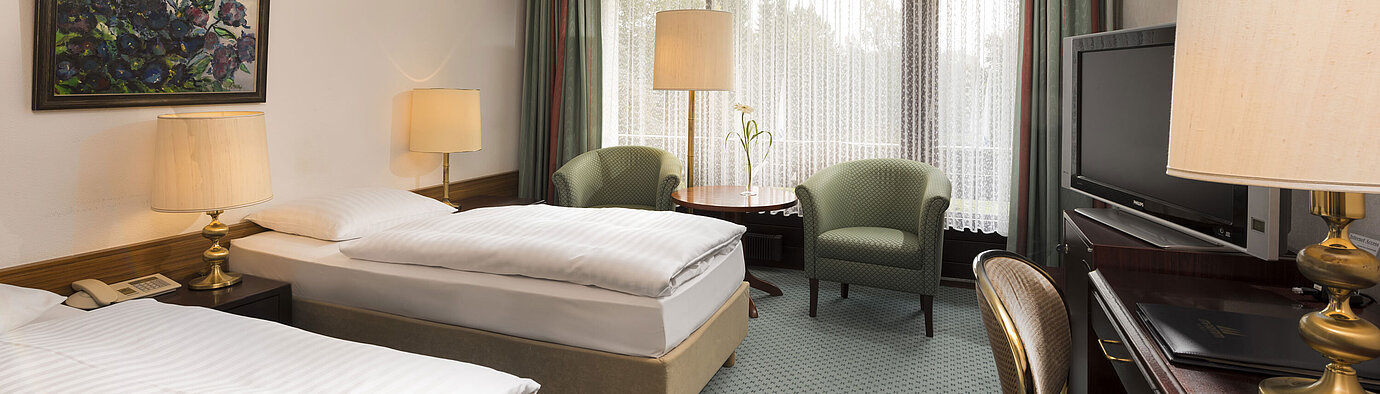 Classic Zimmer Doppelzimmer mit zwei Betten, Sesseln, Schreibtisch und Balkon im Maritim Hotel Bad Salzuflen
