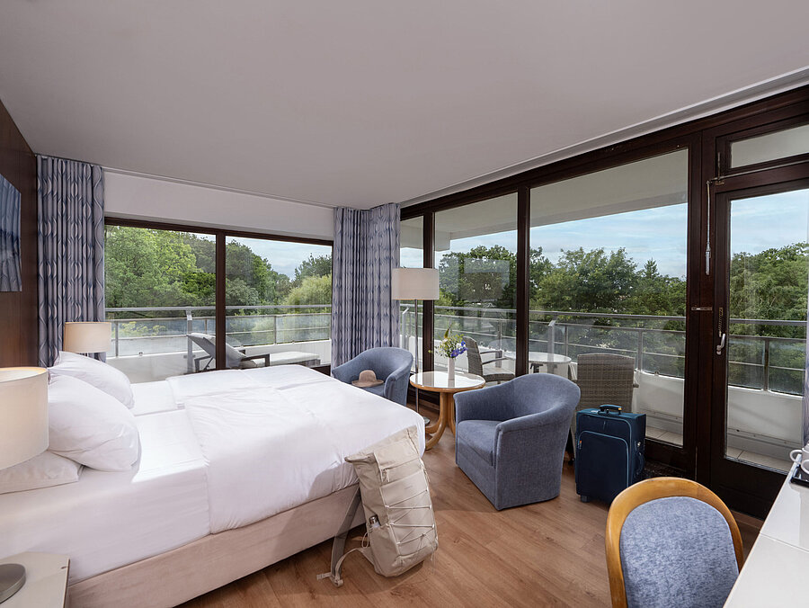 Modernes Doppelzimmer im Maritim Seehotel Timmendorfer Strand mit Balkon und Blick ins Grüne