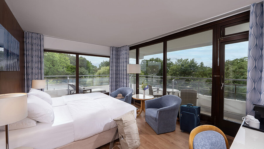 Modernes Doppelzimmer im Maritim Seehotel Timmendorfer Strand mit Balkon und Blick ins Grüne