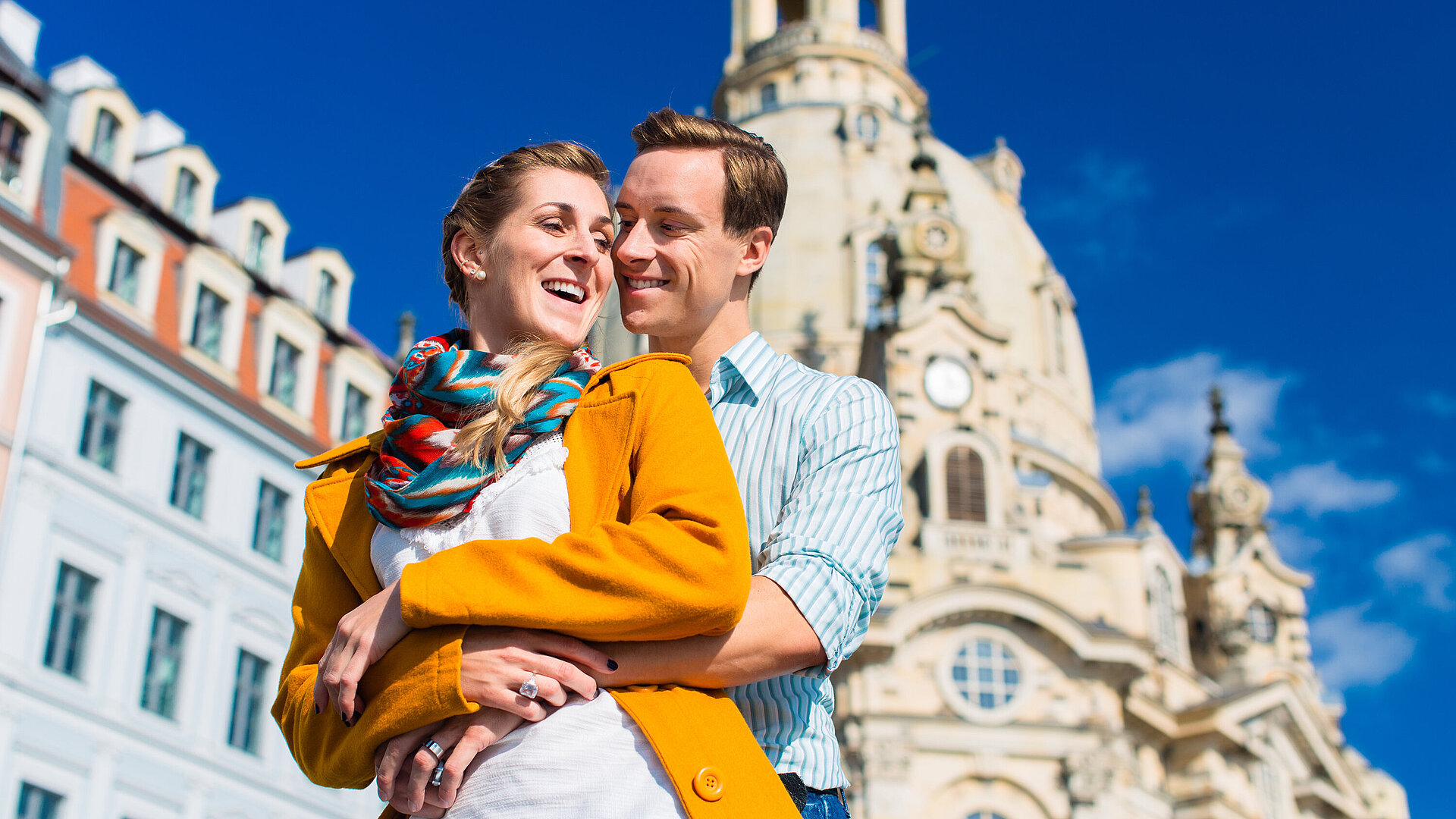 © Kzenon - AdobeStock.com Glückliches Paar in Dresden vor der Frauenkirche, blauer Himmel und sonniges Wetter