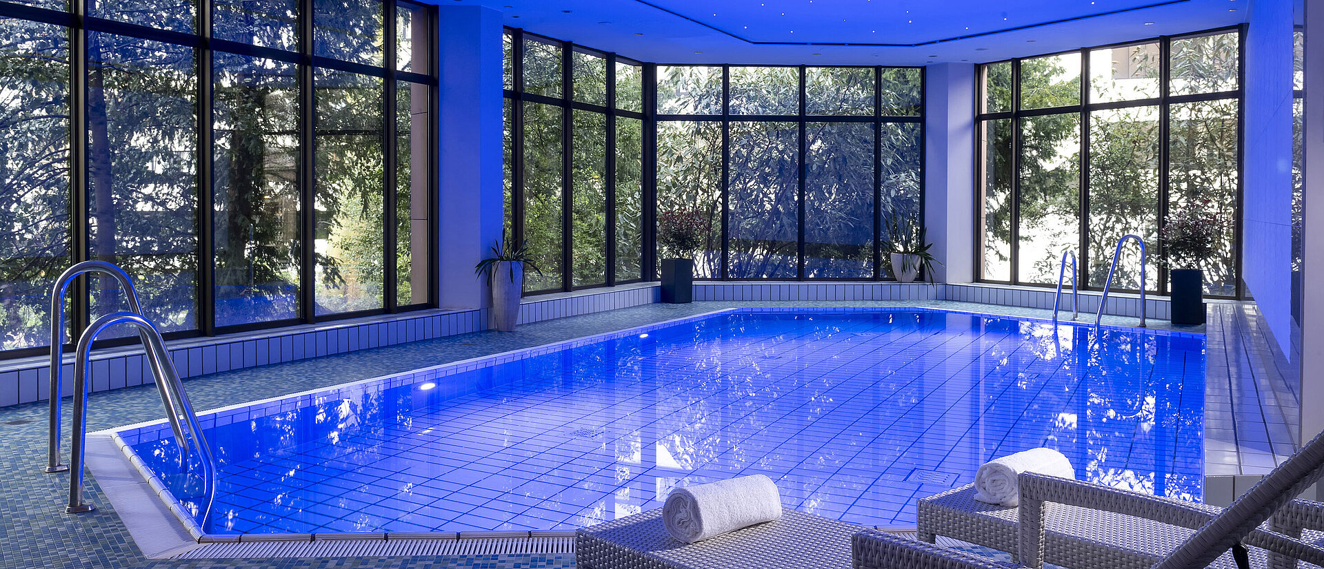 Schwimmbad Der stilvolle Innenpool des Maritim Hotel Bad Homburg lädt mit angenehmer Beleuchtung und bequemen Liegen zum Entspannen ein.